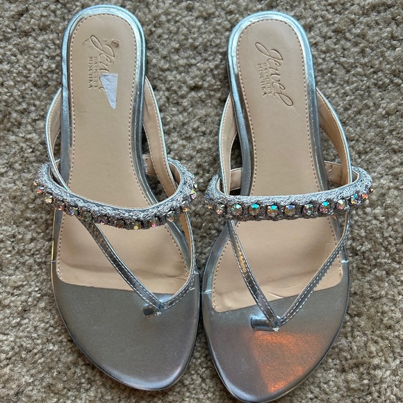 Badgley Mischka Shoes - Badgley Mischka NWOT Jewel Collection Silver Sandals with Crystals Size 8.5